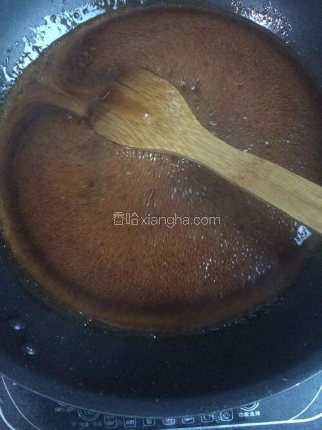 另起一个炒锅，倒入化好的阿胶和冰糖水，小火慢熬，不停的搅拌。