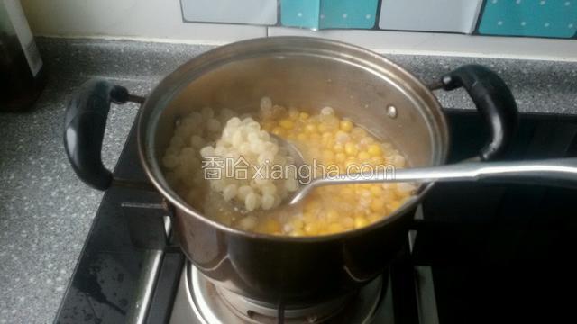 把浮在上面的豌豆皮，用漏勺捞出扔掉