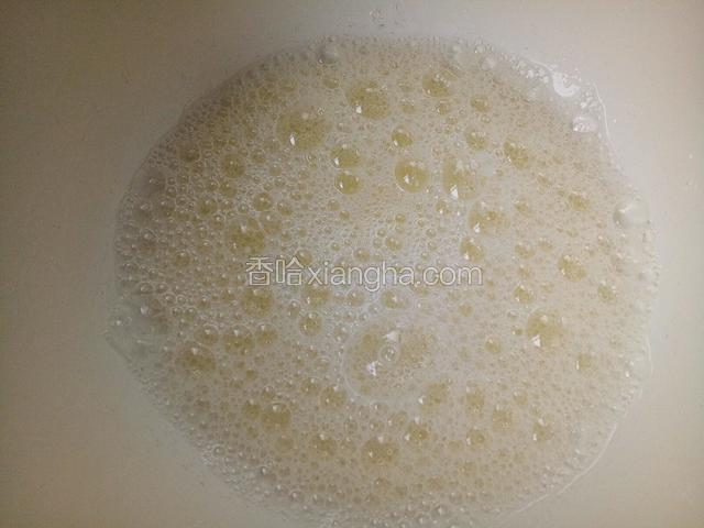 蛋清中滴两三滴柠檬汁，用电动打蛋器打到鱼眼泡状态，此时加入1/3白糖