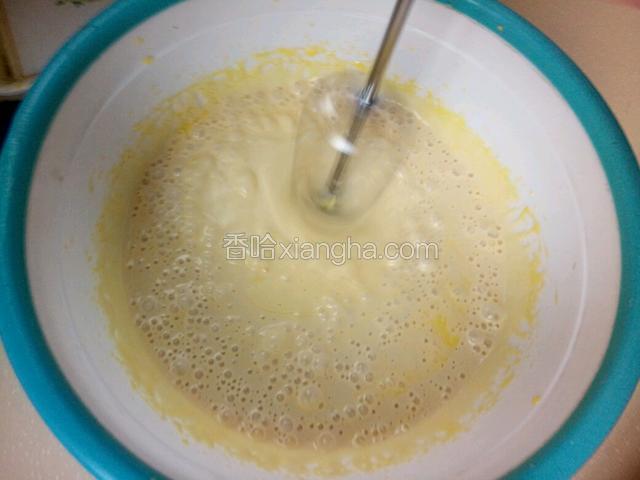用电动打蛋器低速搅打均匀，此时烤箱上下火预热150度