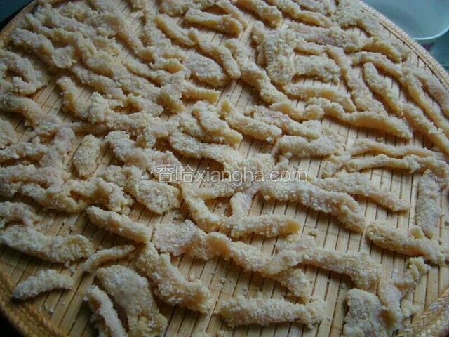 最后沾上面包糠，依次做好所有的鸡铺肉条，备好