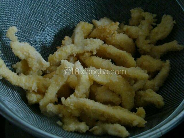 然后再倒入定型好的鸡柳条复炸一次，变金黄，捞出沥油