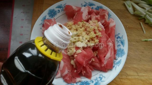 准备食材的同时，羊肉片稍微有点化了，这时正好用自然鲜酱油，少许盐，胡椒粉拌匀备用