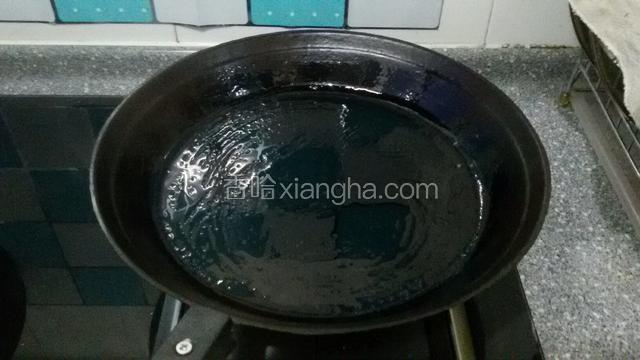然后把平底锅预热，用毛刷均匀抹上一层薄薄油，防粘锅底