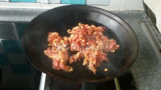 下入码好味羊肉片，姜，蒜未用筷子翻动段生