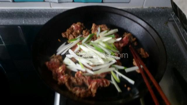 然后加入葱丝煸拌均匀