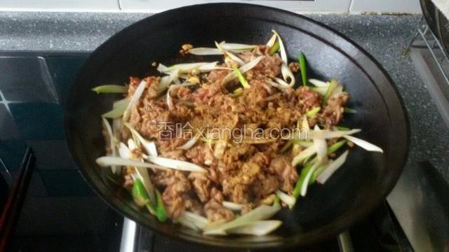 看葱丝塌了，下入香菜梗继续煸炒
