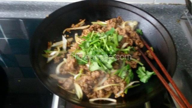 关火放入香菜叶煸均匀即可