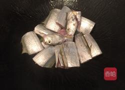 蒜苗小带鱼的做法图解4