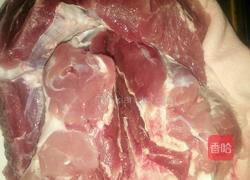 蹄髈黄豆汤的做法图解1