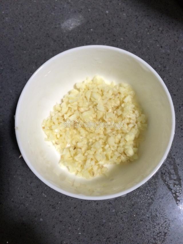 蒜瓣剁碎备用。