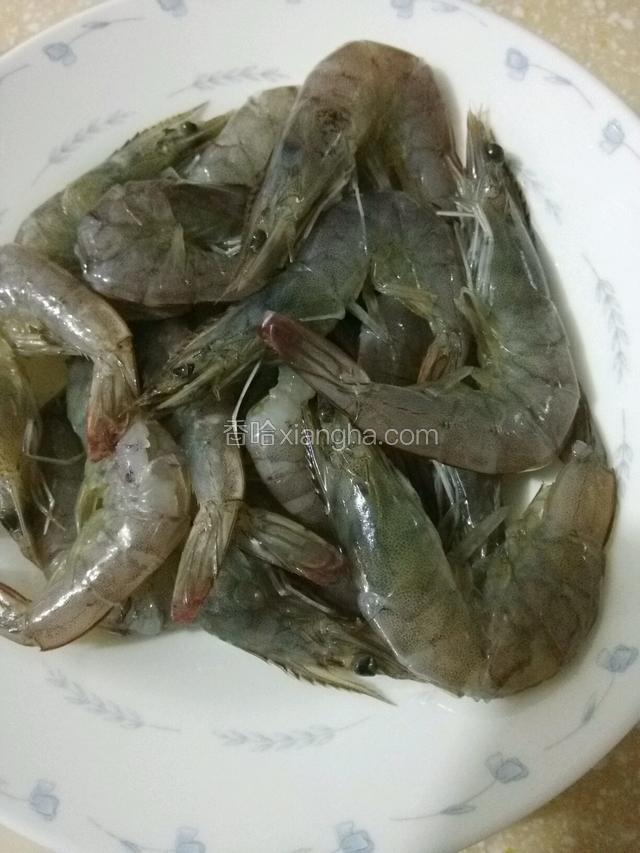 虾背部划口，去虾线。