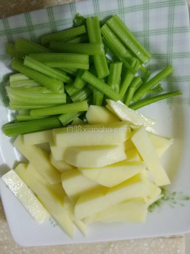 土豆切条，芹菜切段，香菜切段。