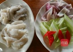 西芹洋葱墨鱼花（私房菜）的做法图解2