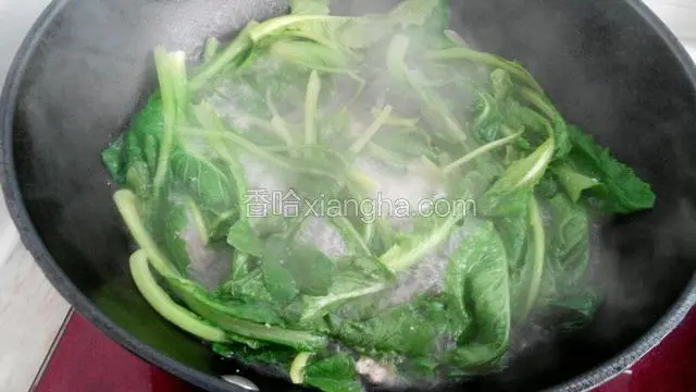 再把小白菜放入锅中煮软。