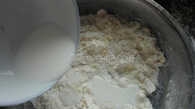 继续倒入牛奶搅拌，不需要过度搅拌！