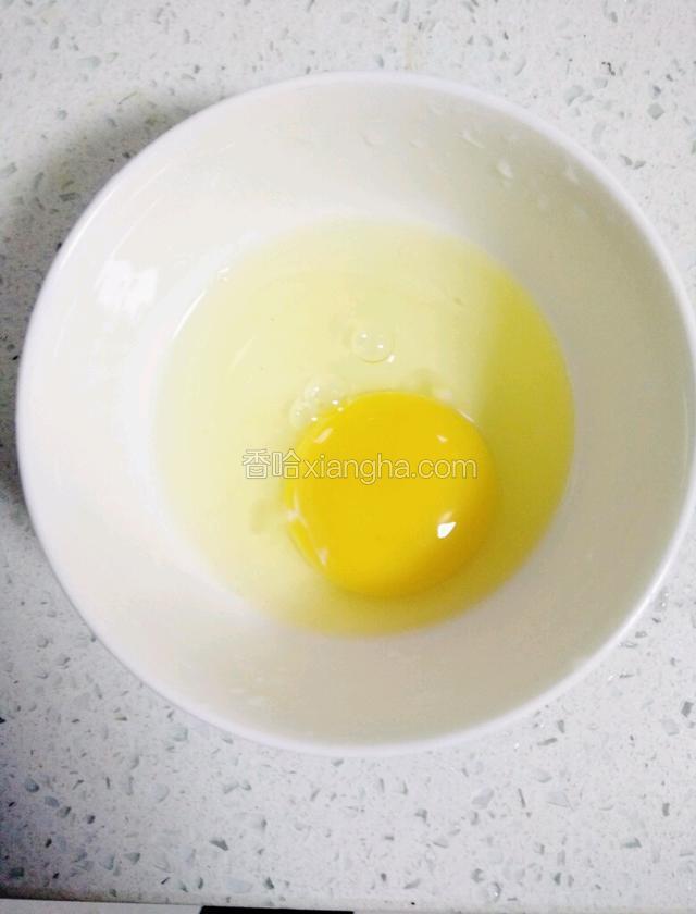 鸡蛋打散，加入橙汁
