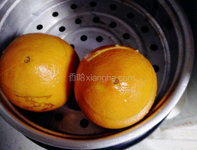 到入挖好的橙子里，加白糖，盖上盖子放进电饭煲蒸