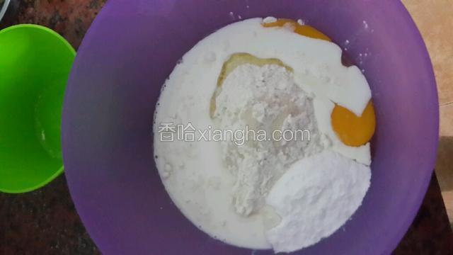 出猪油把东西倒进去（鸡蛋可以留一点刷面包）