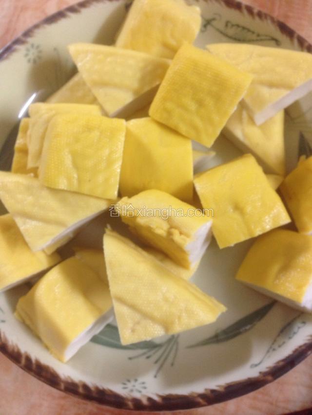 豆腐洗水，切块，大小随便。