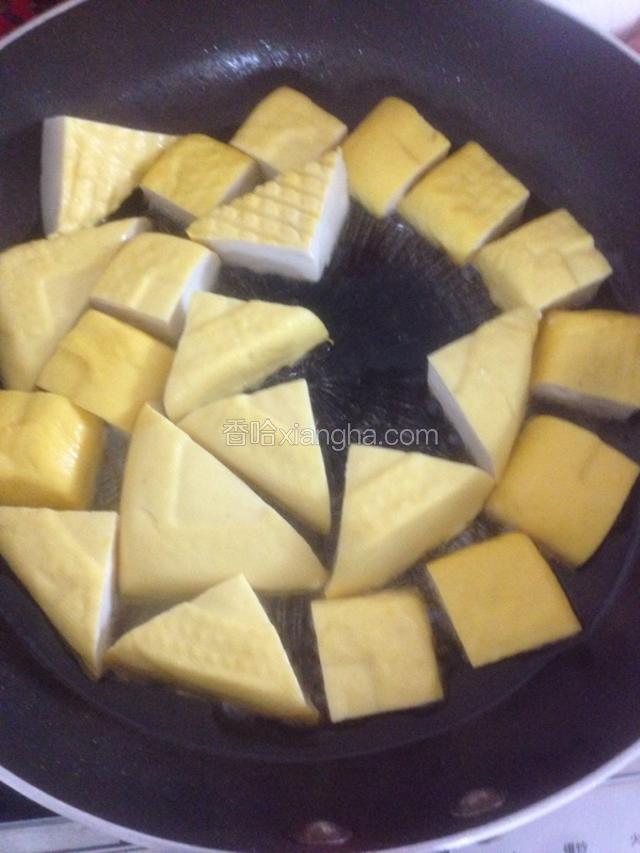 热油70度。均匀地放入豆腐。