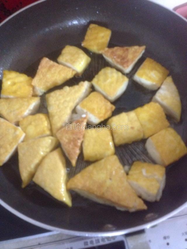中火煎至表面金黄即可。