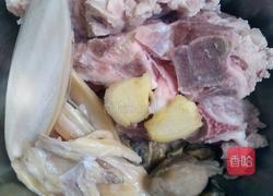 蚝豉墨鱼猪骨汤的做法图解1