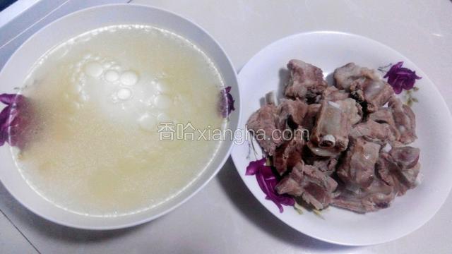 捞出排骨沥干水分。（排骨汤留着煮面条用）