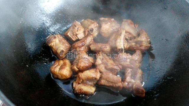 放入生抽，料酒，老抽和几滴醋翻炒均匀。
