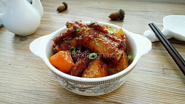 烧排骨炖土豆