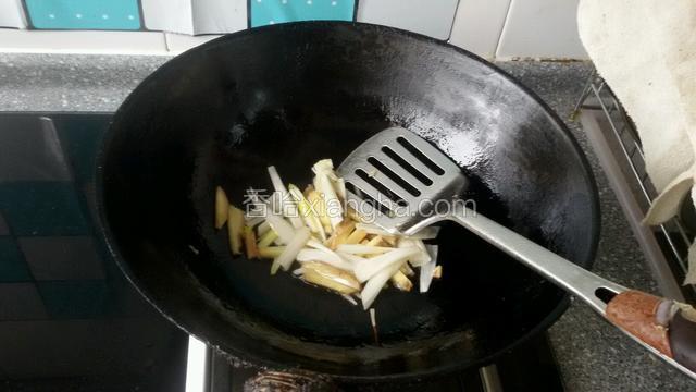 然后用余下的少许油，煸炒提前切的葱，姜丝煸炒出香味