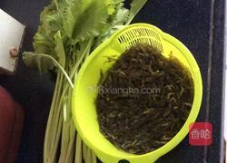 雪里蕻炒鲜河虾的做法图解1