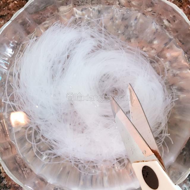 粉丝泡软剪一下沥干水份
