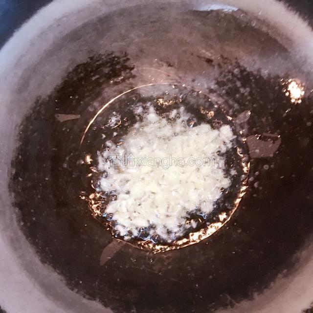 先起油锅爆香蒜末