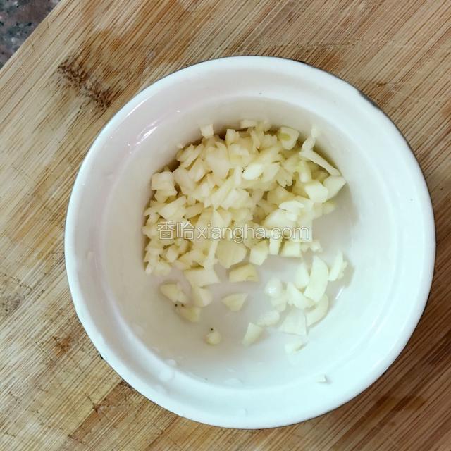 蒜瓣切碎备用