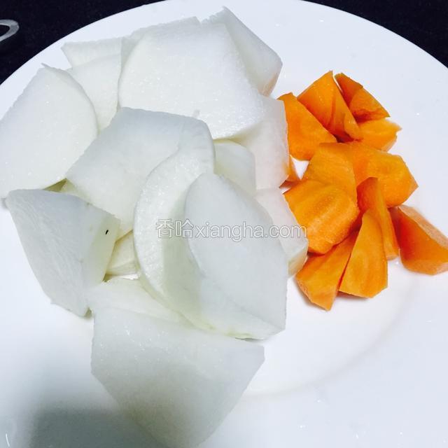 炖肉时我们可以切好萝卜备用