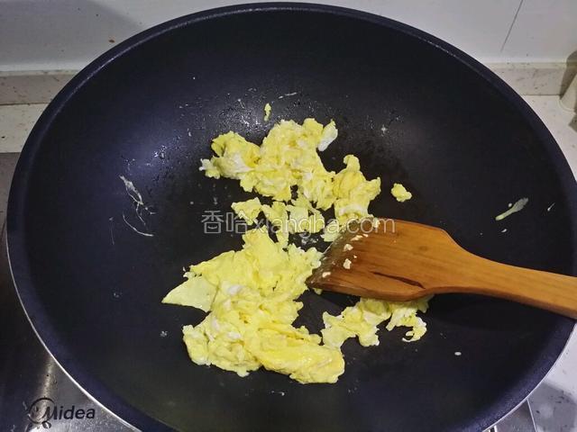 锅热油炒鸡蛋至8分熟，盛出备用