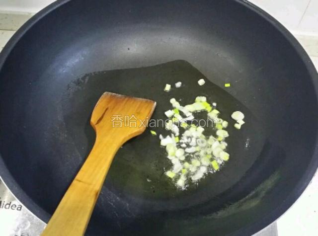 重新热油，放葱花爆香