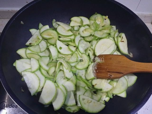 倒入茭瓜翻炒