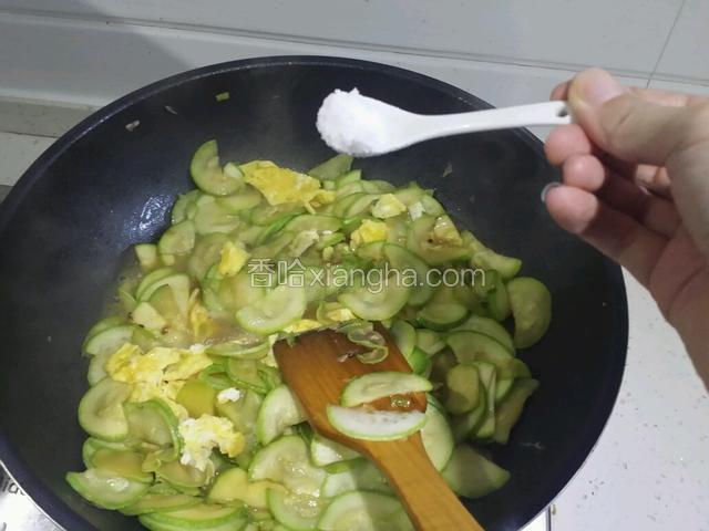 快出锅的时候放盐（不要太早放，否则茭瓜会渗出很多水份）