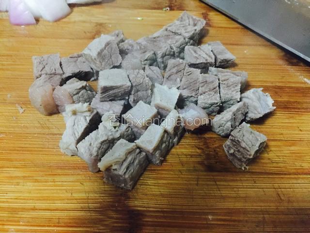 小火慢煮约一小时后捞出牛肉，切成小块。