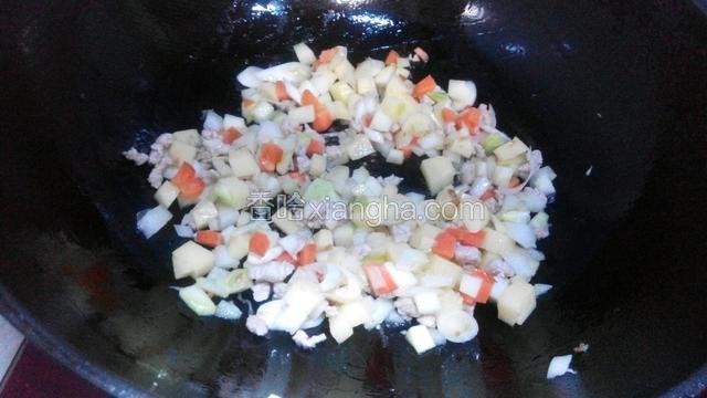 把菜类倒入锅中一起翻炒几分钟盛出备用。