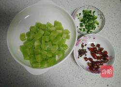 生拌莴苣丁的做法图解2