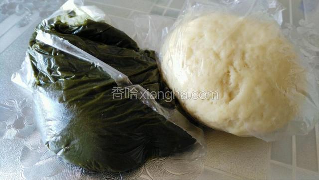 将水皮材料混合，揉成光滑面团，包上保鲜膜室温松弛15分钟左右。将油皮材料混合，简单揉成团，同样包上保鲜膜室温松弛10分钟左右。