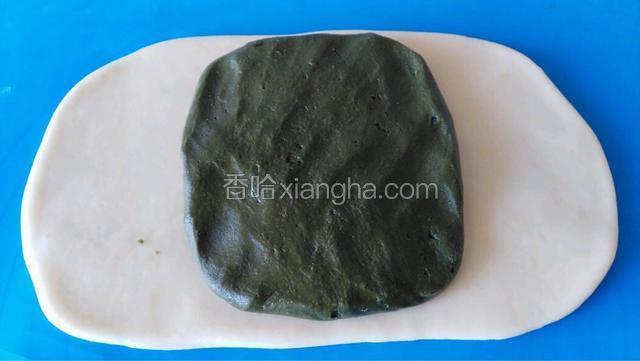 将水皮擀成0.6CM厚的面片，油皮擀成厚1CM的方块状，水皮要比油皮长一倍。将油皮包好，接口处压紧实。
