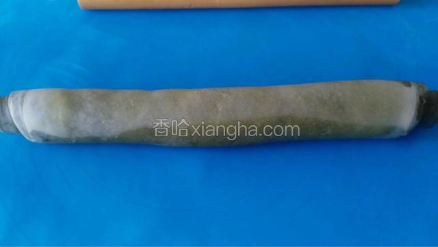 将折好的面皮擀成0.6CM厚的片儿，卷成卷。