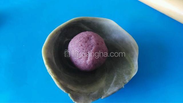 包上红豆沙，依次做好。