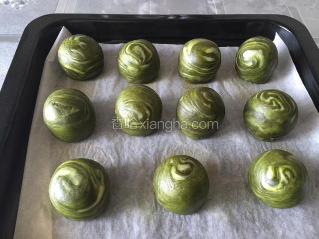 烤箱190度预热，中层上下火20分钟。表面金黄色即可。