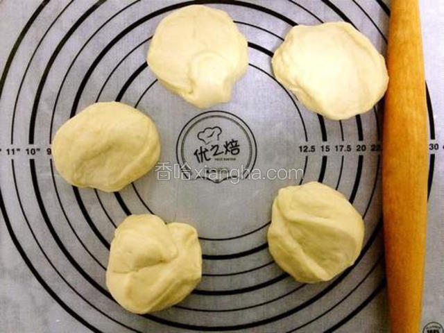 分成均等的面挤子。揉成圆形静置10分钟左右。