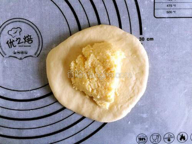 取一小面团包入椰蓉馅。


